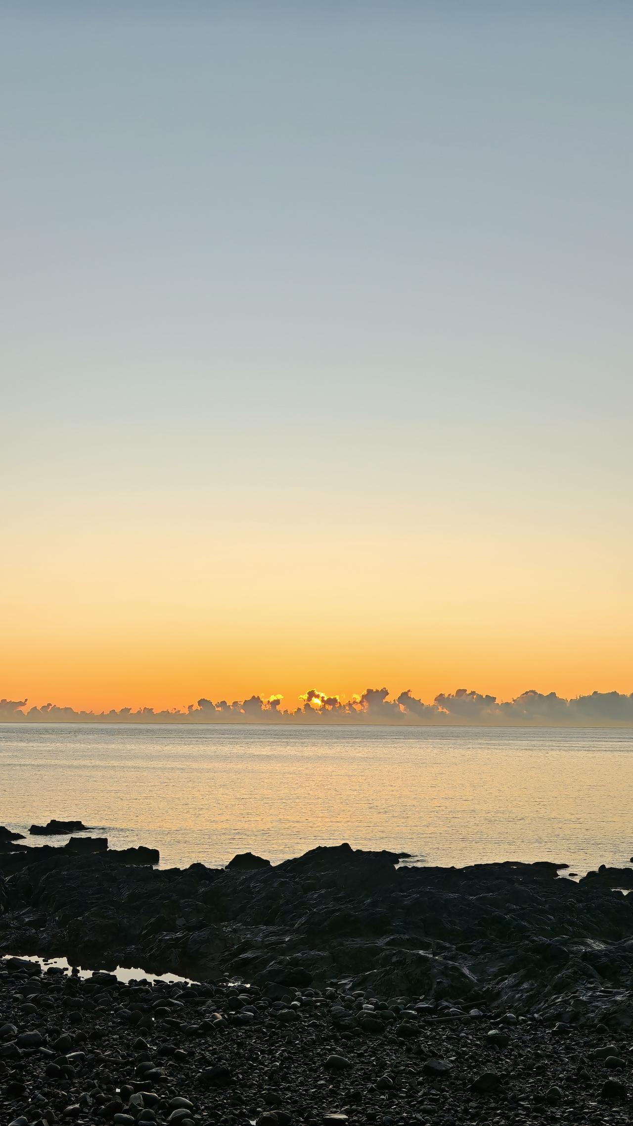 前段时间到海边景区游玩，为了一览海上日出的美景，心甘情愿地起了个大早在海边，几乎