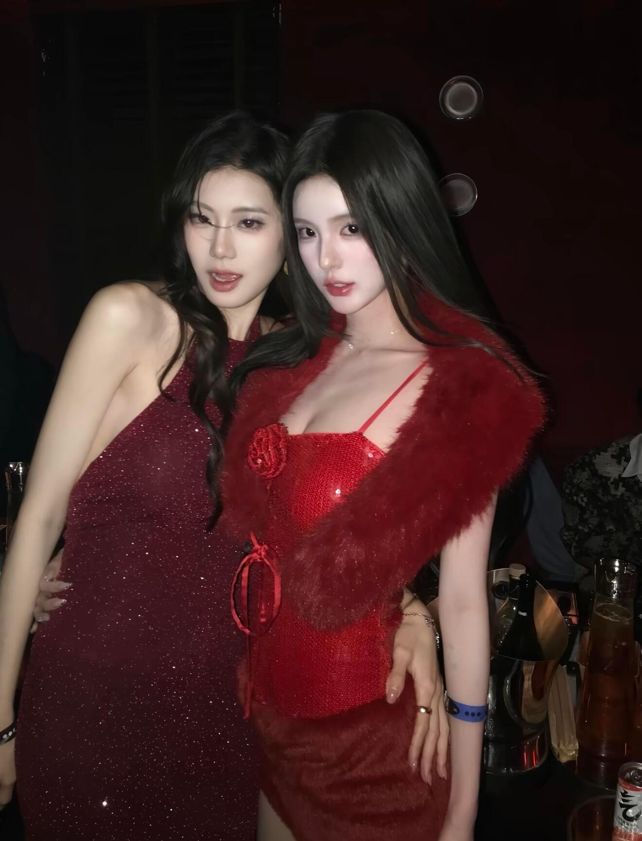 感觉小怡能香艳也能纯欲更喜欢她香艳太撩了….🪭