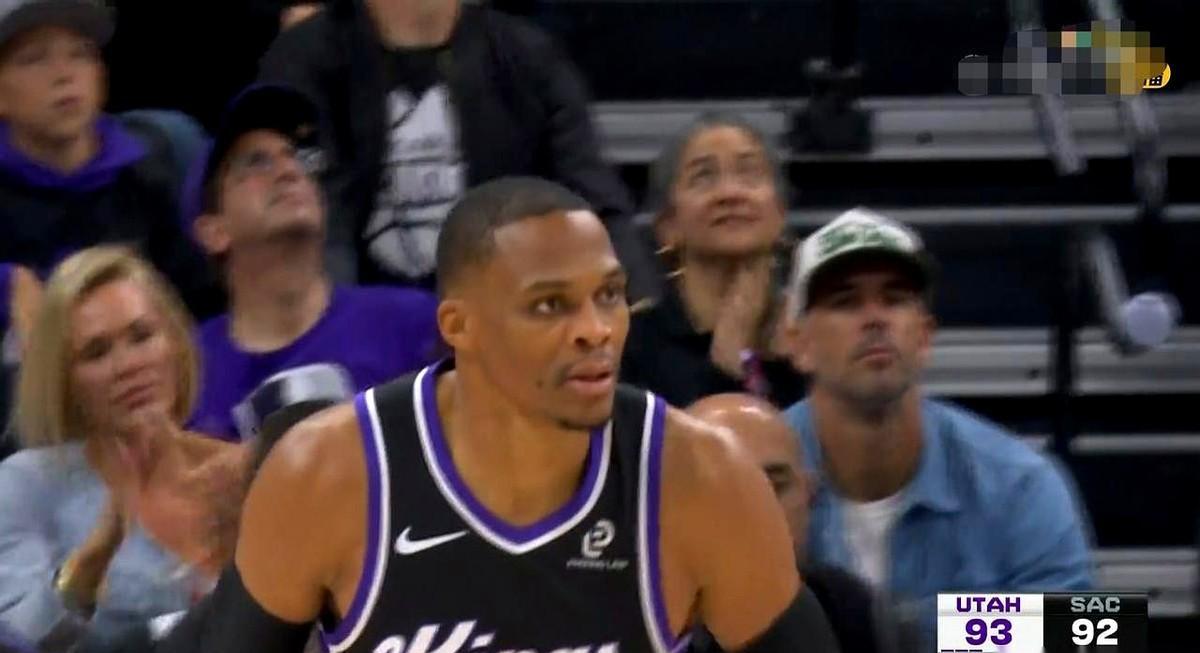 威少这回不炸了,开始传球了。17分钟,7分4助攻,没刷数据,却带赢了球。没人