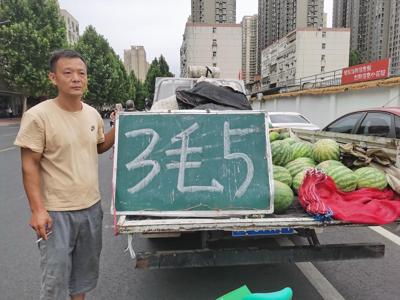 看看郑州路边的大西瓜卖多少钱一斤今天早上路过汝河路，看见一大车大西瓜，问卖西瓜