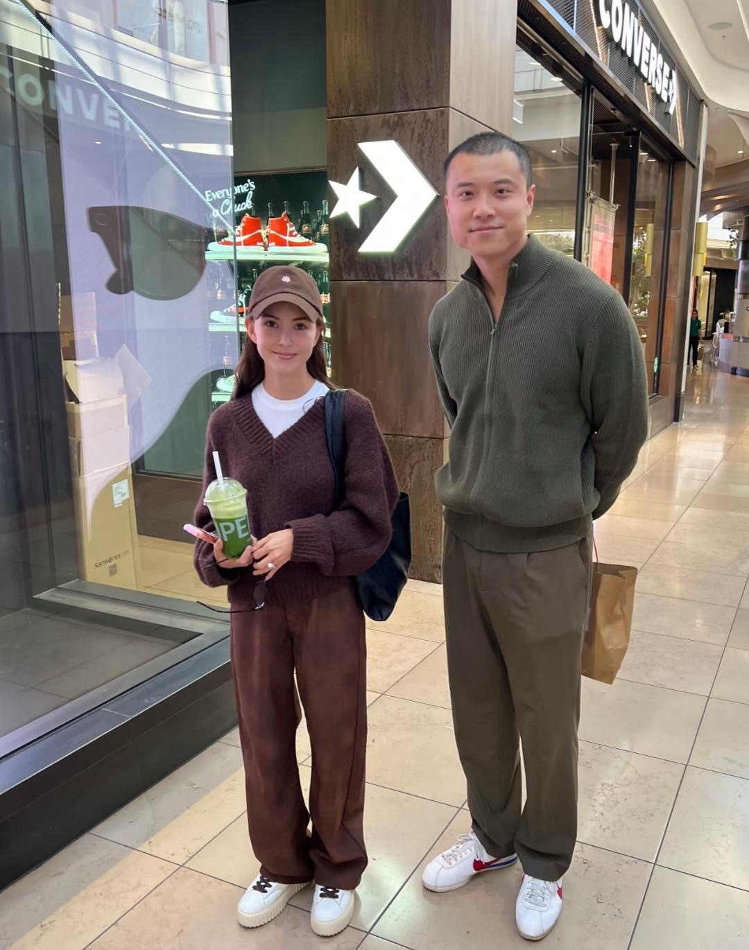 周杰伦老婆昆凌在墨尔本逛商场，她的打扮好时尚，身材苗条，个子看起来好矮，目测只有