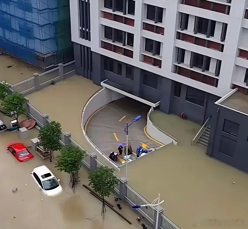 但凡物业有点责任心，平时提前备上一批防汛沙袋，地下车库根本不至于被淹。别整天无所