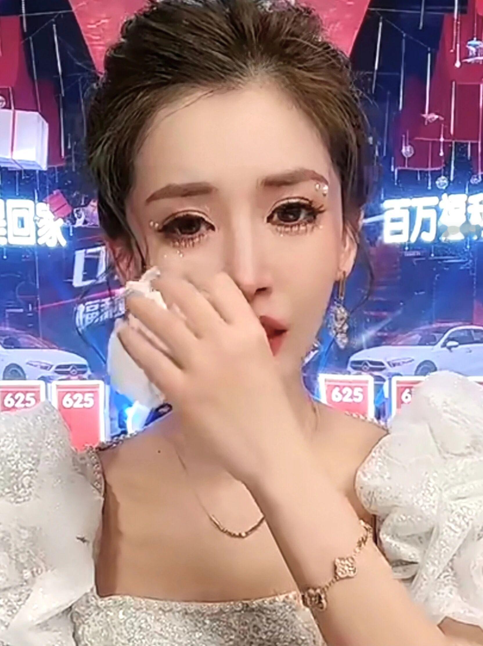 今年9月，快手头部美妆主播“周周珍可爱625”（本名周珍）控股公司被查出偷逃税款