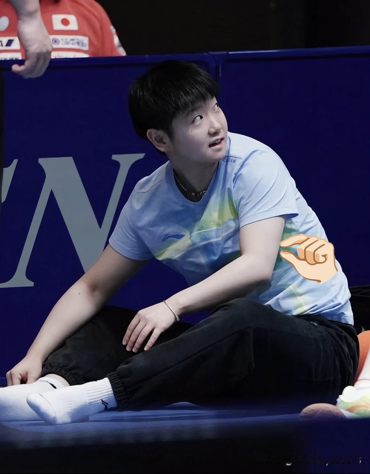 莎莎和佳佳她们在热身，今天的袜袜换颜色了，不是彩色头头的喽，今天是白色的袜子