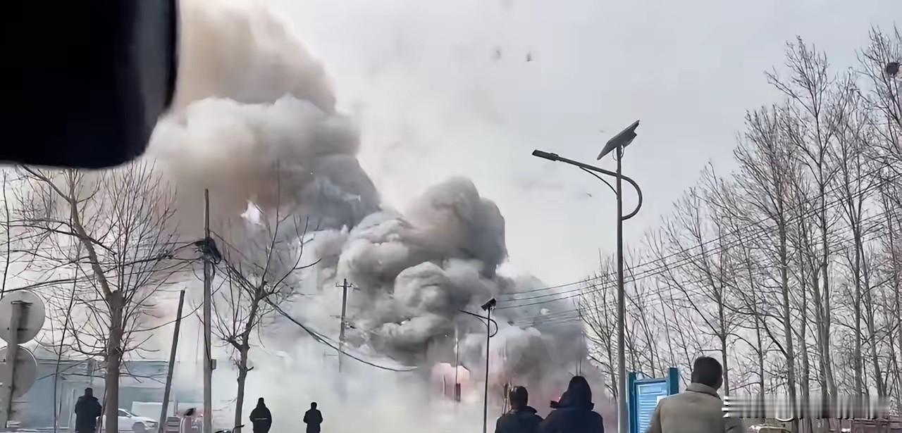 连夜开会，应急管理部表态2月15号晚上，应急管理部紧急开会，通报江苏连云港烟