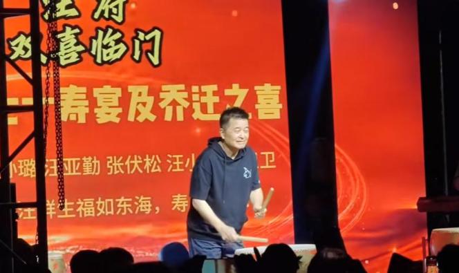 67岁毕福剑现身乡村贺寿，登台临时舞台为七旬老人庆生！ 5月4日，一则67