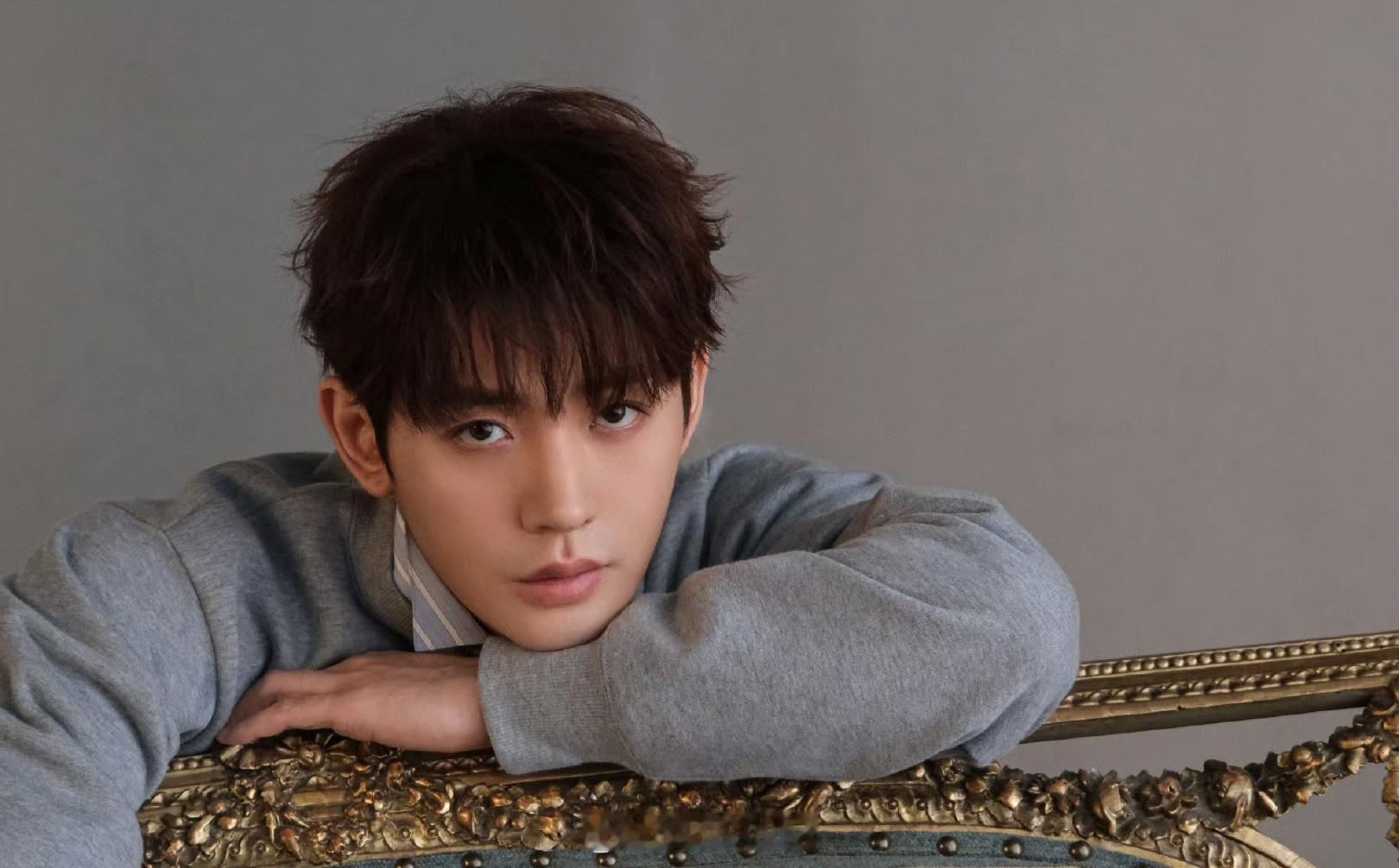 邓为Dior2026新春广告大片花絮邓为像行走的画报，清冷如月光，温柔如暖阳