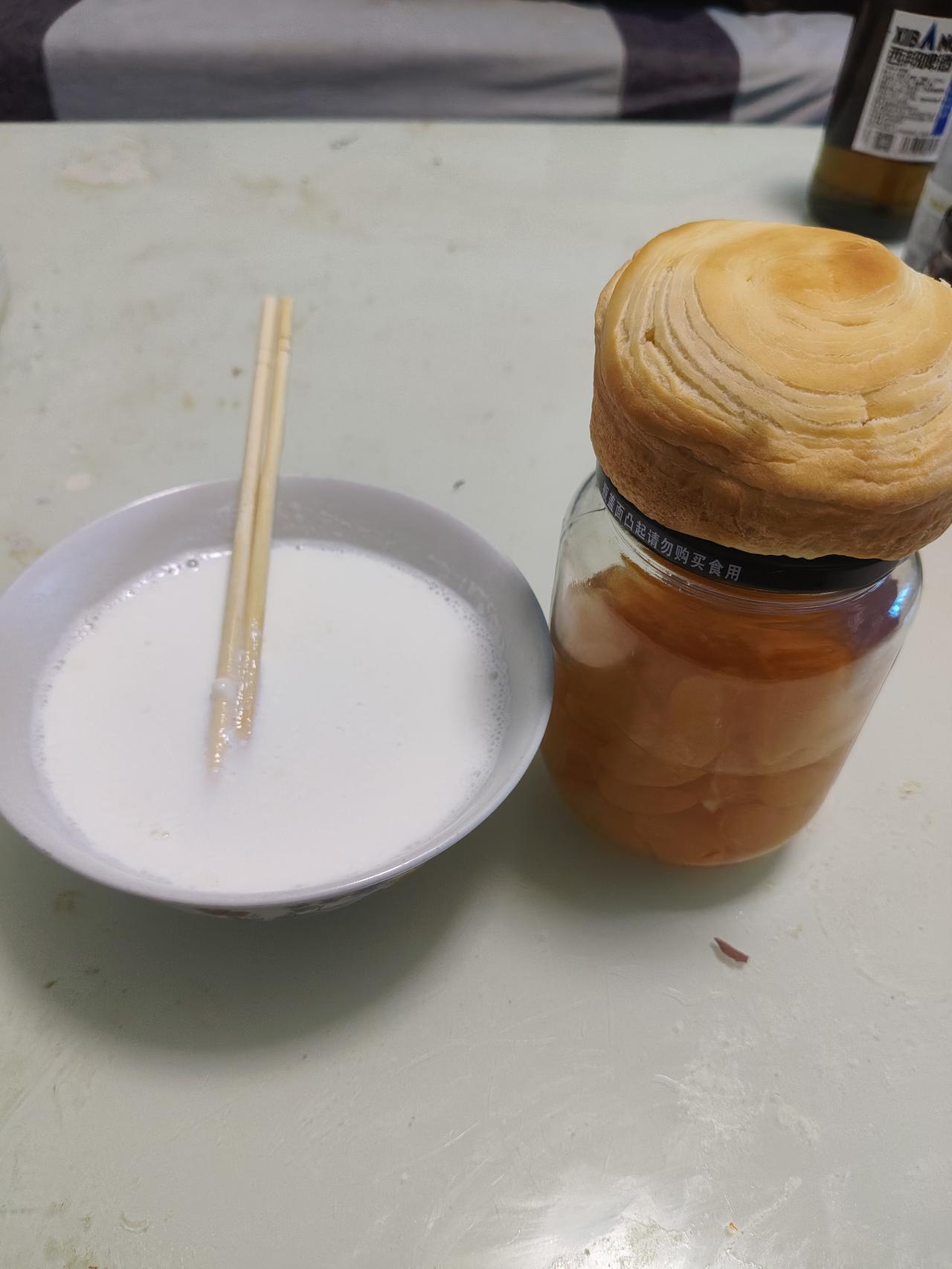 一碗驼奶茶，一块面包，方便又快捷的早餐！