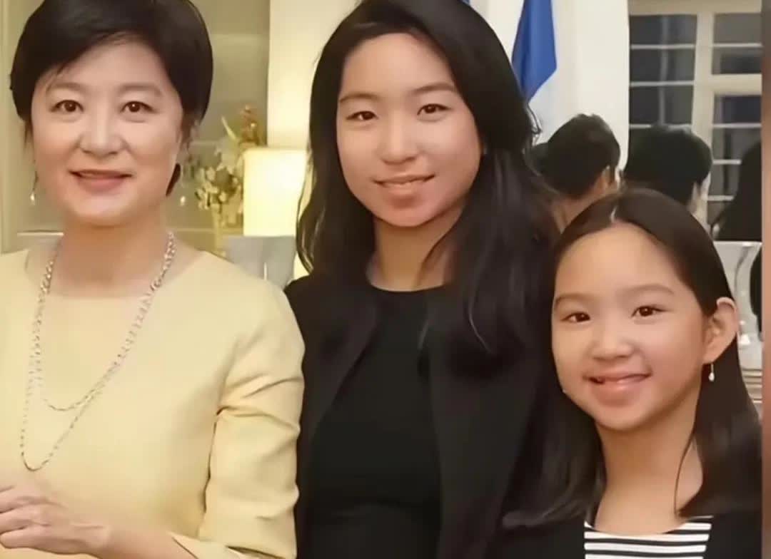 这是林青霞和两个女儿的同框合影优雅女神身旁。