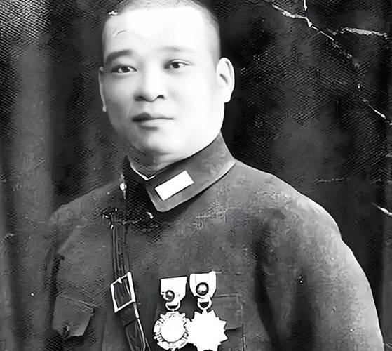 建国后，原国民党起义将领吴化文居住在上海。山东的群众知道后，派代表来上海请愿，请