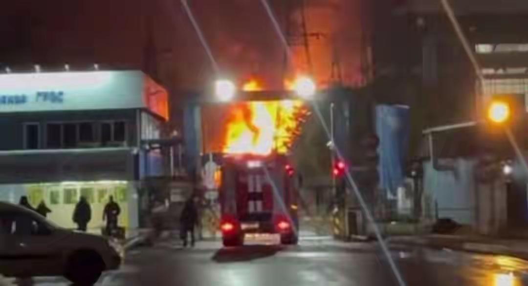 乌克兰发射密集无人机，成功空袭莫斯科最大发电厂，当地机场也因无人机的威胁而暂时关