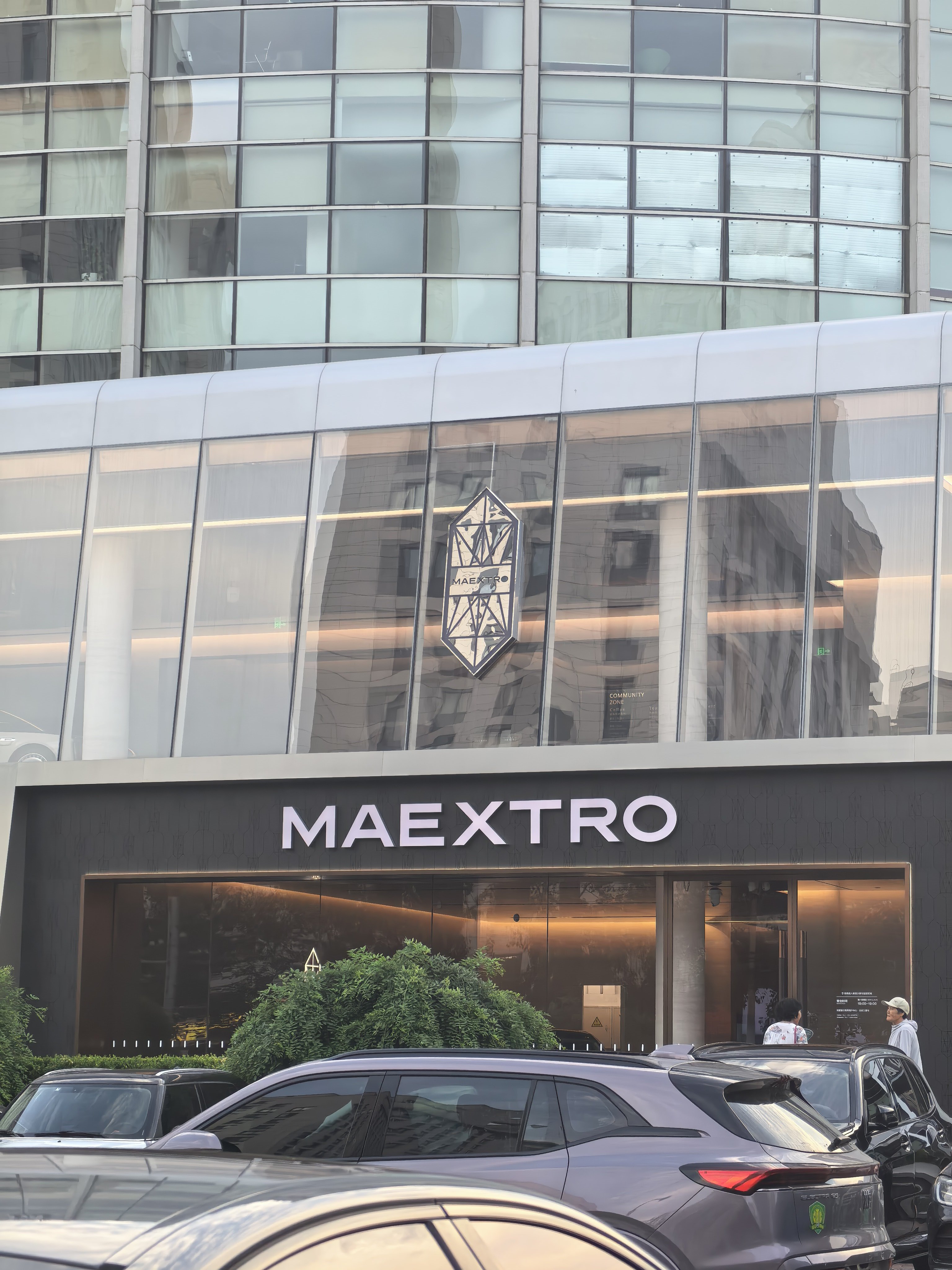 今天路过发现三里屯这一片豪车店里多了一个尊界体验中心，就在劳斯莱斯边上，可以，这