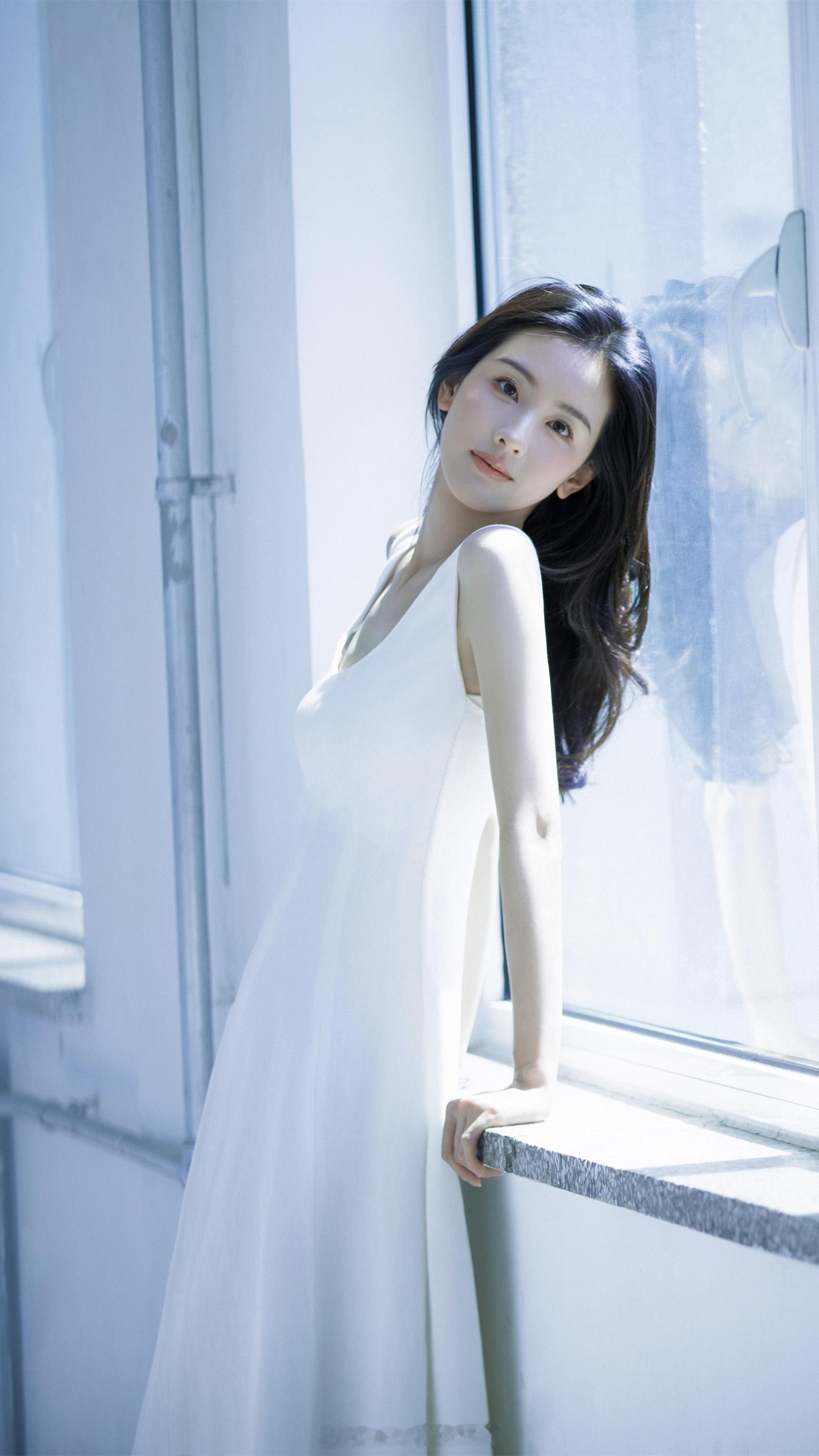 陈都灵一袭白裙曼妙轻盈