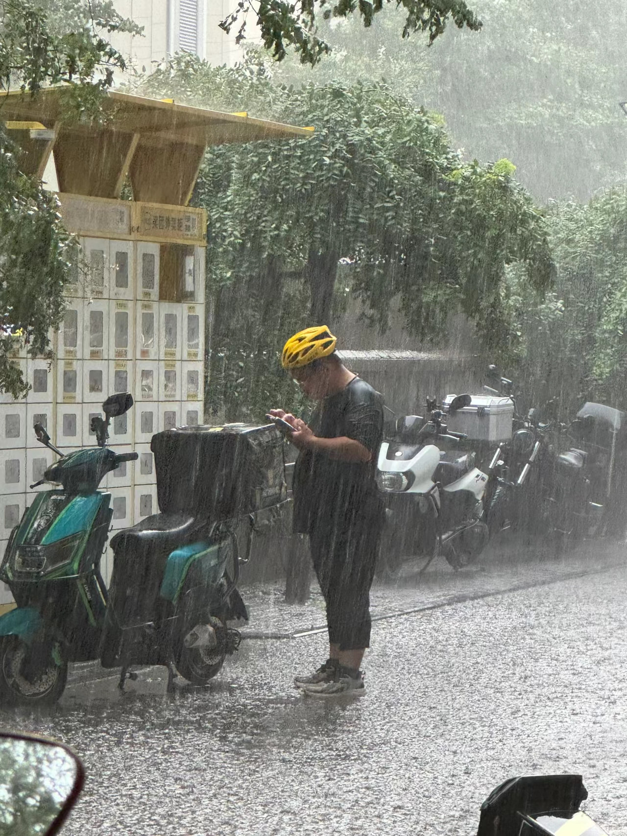 看到暴雨中的外卖小哥，多少有点心疼