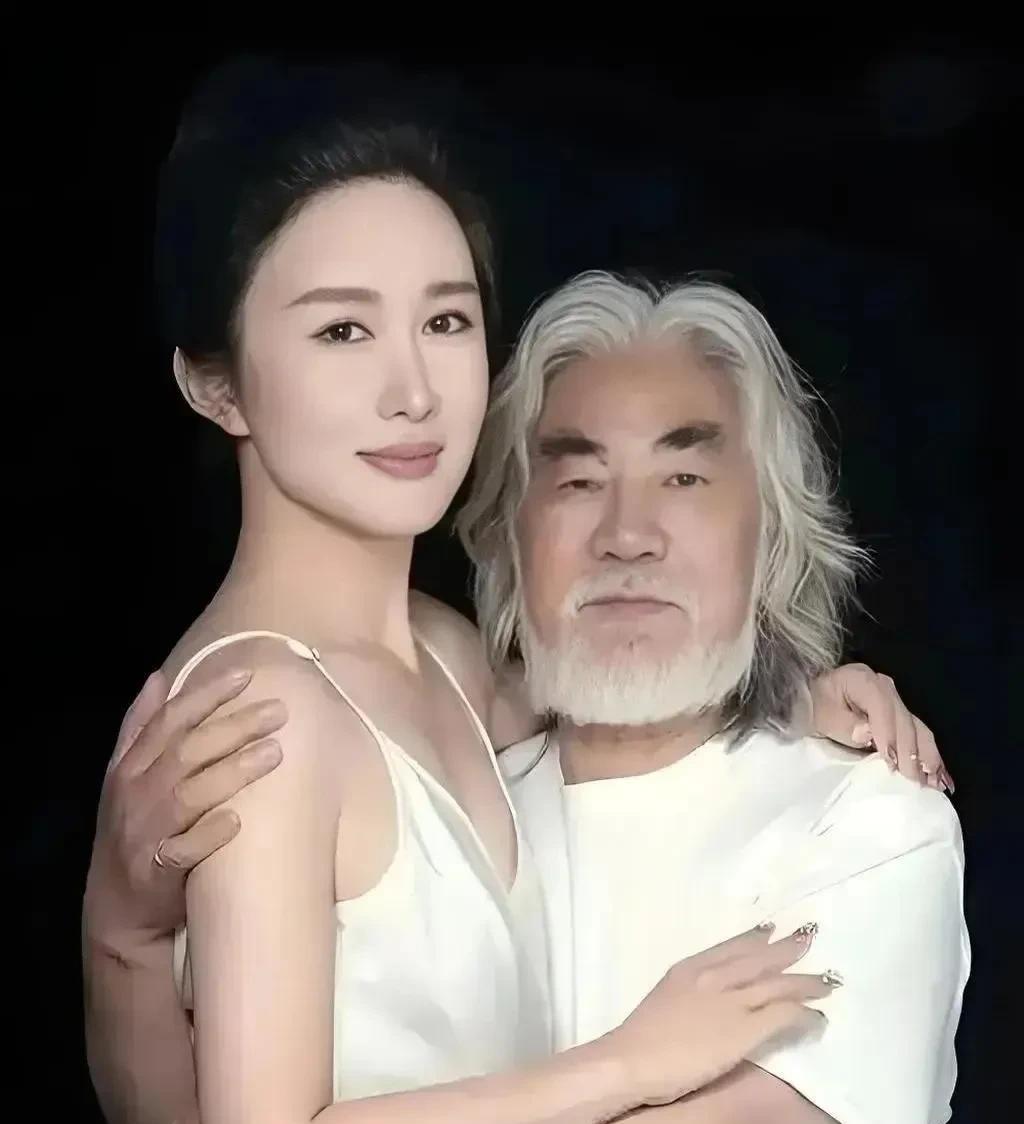 这两对老夫少妻真的很有代表性，而且都喜欢在网上晒照片。他们最显著的一个特点就是