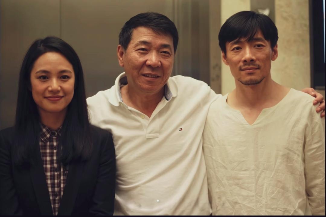 右边是祖峰，中间男生不认识，左边女士特别面熟，特别像姜文老婆。