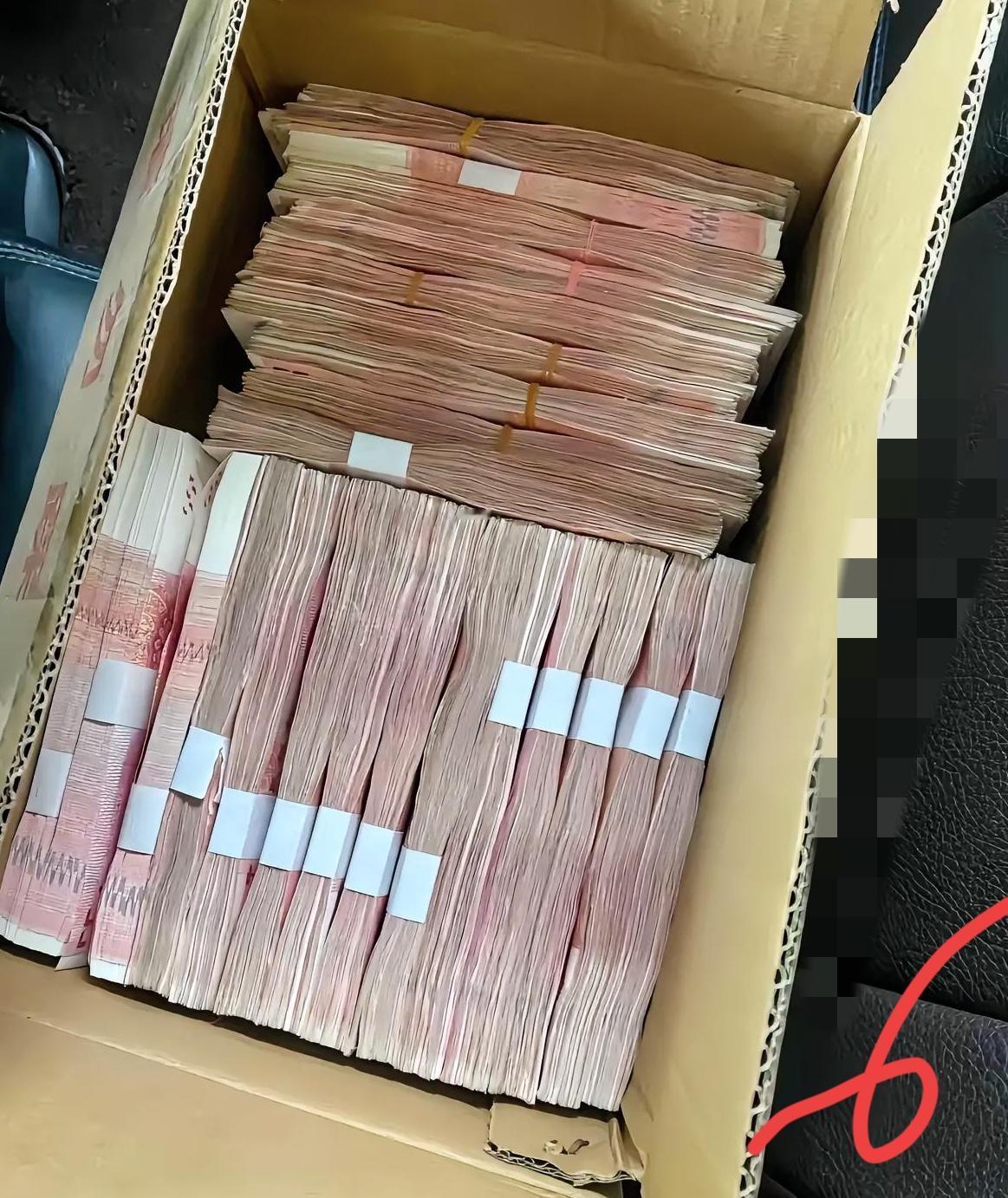 奉劝大家一句，如果你手里还有钱存银行，但凡超过20万的存，一定不要再傻呵呵的