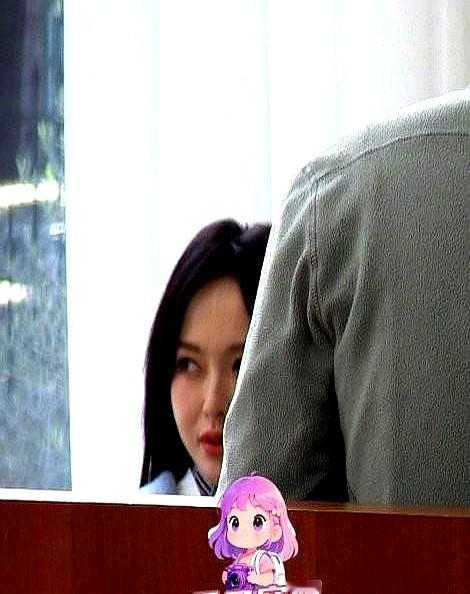 唐嫣复工看着好憔悴，脸都肿了。她陪着罗晋在八宝山挨过了告别仪式和头七的悲