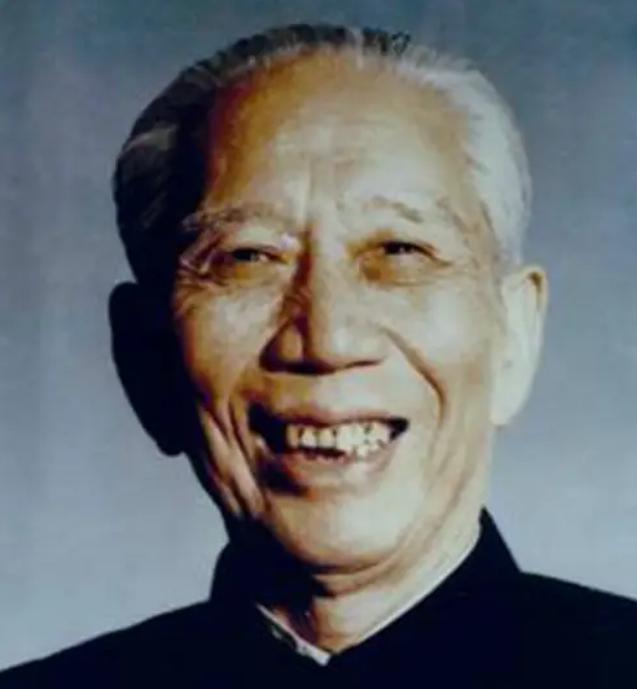 1951年春天，新疆迪化监狱，王震探监王恒升。凛冽的春风裹挟着沙尘，抽打
