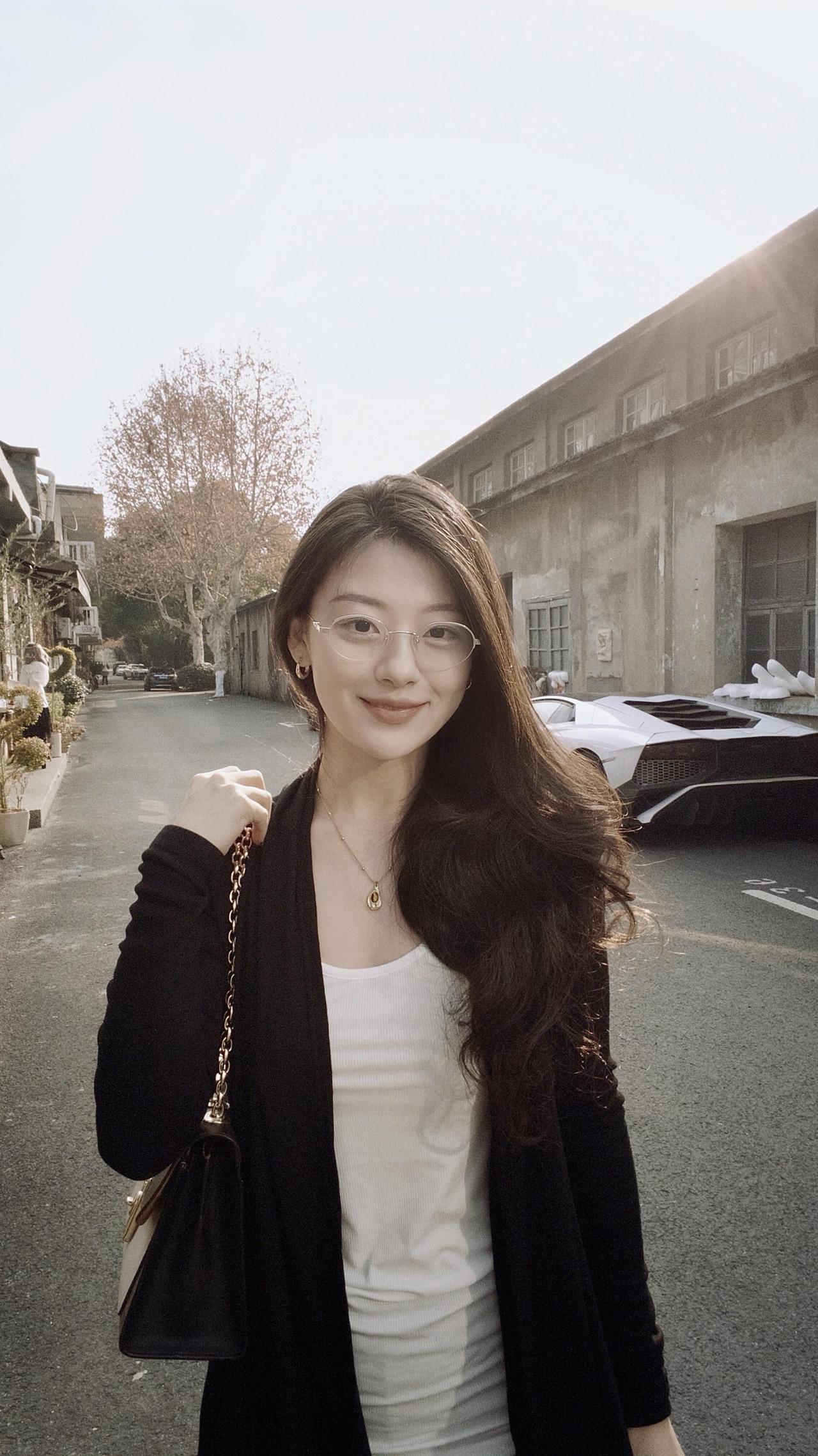 认真生活的样子最迷人，不用追赶潮流，做自己就足够耀眼。做自己女生日常日常随拍