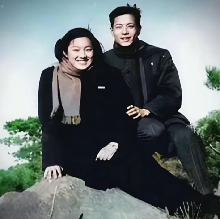 50年代，新婚不久的章含之与丈夫洪君彦出游时的合影，镜头中的章含之坐在石头上，围