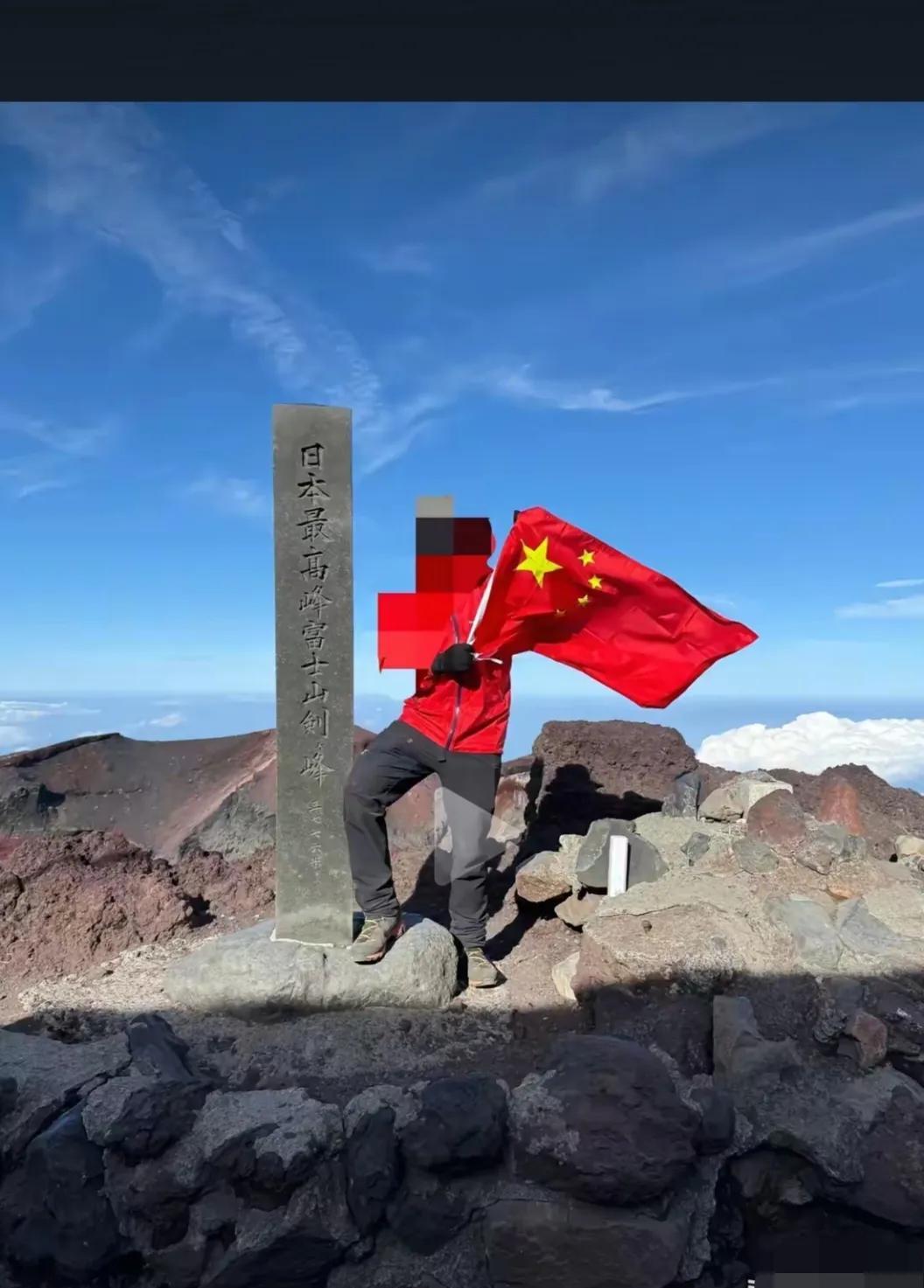 这些人到底是咋想的！看到一个哥们儿为了显示自己勇敢，扯着一面国旗
