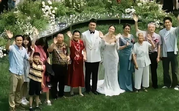 李晨父亲和继母的合照流出了！拍全家大合影的时候，李晨站在父亲身侧，父子俩的长相相