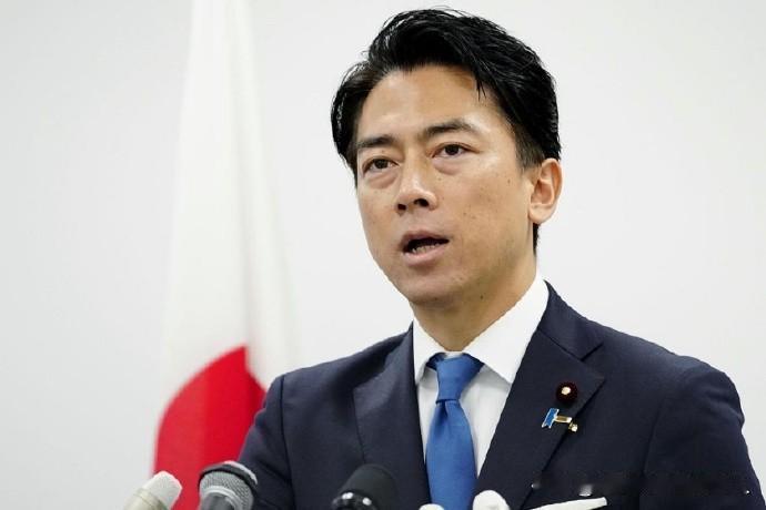 小泉进次郎跑了！香会晚宴刚结束，记者堵门问高市早苗涉台言论撤不撤回，日本防卫大臣
