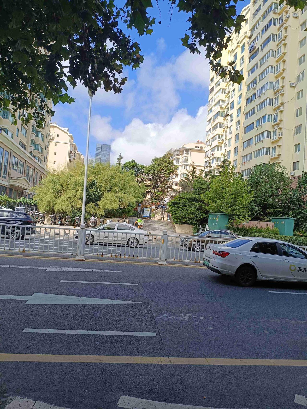上午10点半左右的青岛，实时温度31度，体感温度36度，烈日当空。这