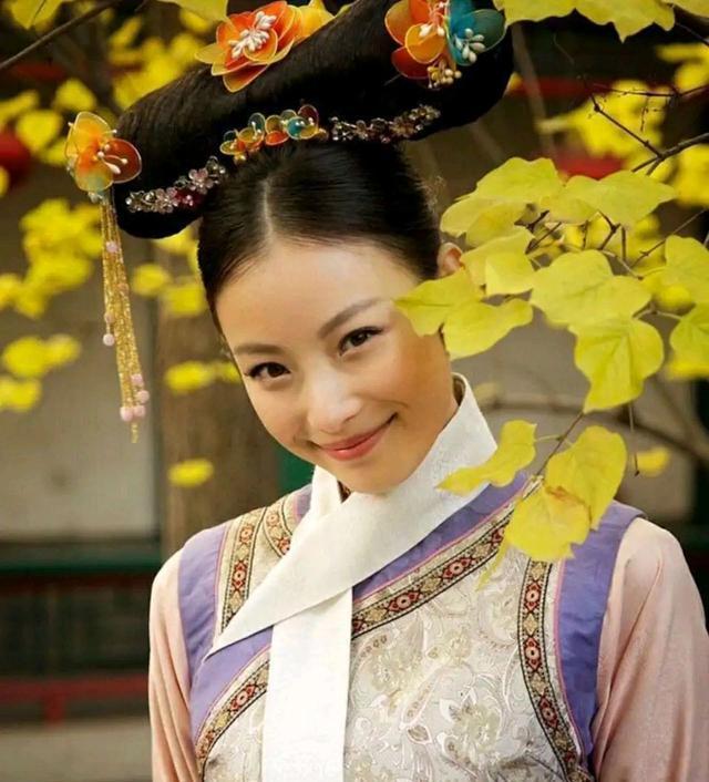 1881年，慈禧把17岁的章怡，赏给70岁的左宗棠为妾。新婚夜，红烛映着章怡