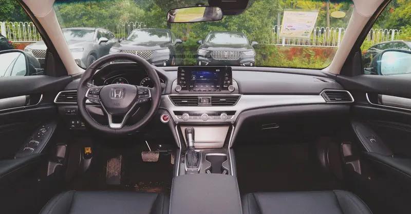 雅阁、凯美瑞、天籁这“日系三剑客”，都是家用车的热门之选。预算方面，如今优惠都