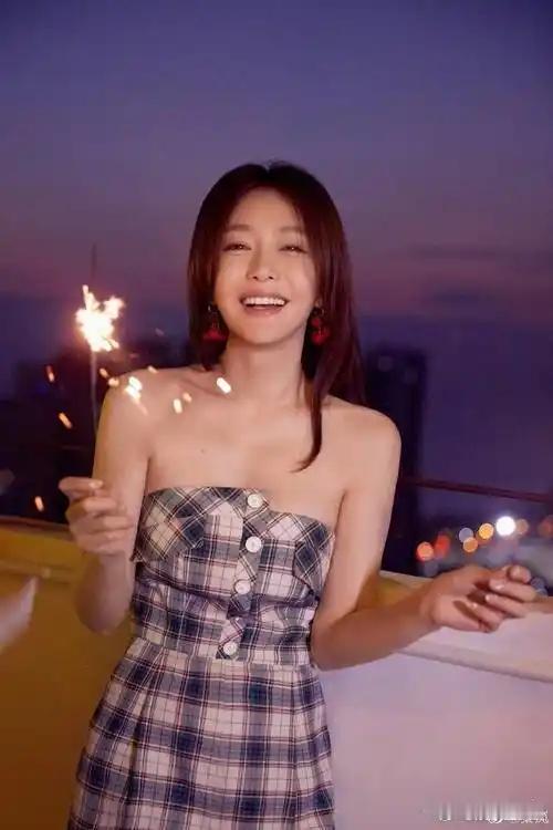 秦岚这简约穿搭真优雅，气质身材都太棒了。​​​