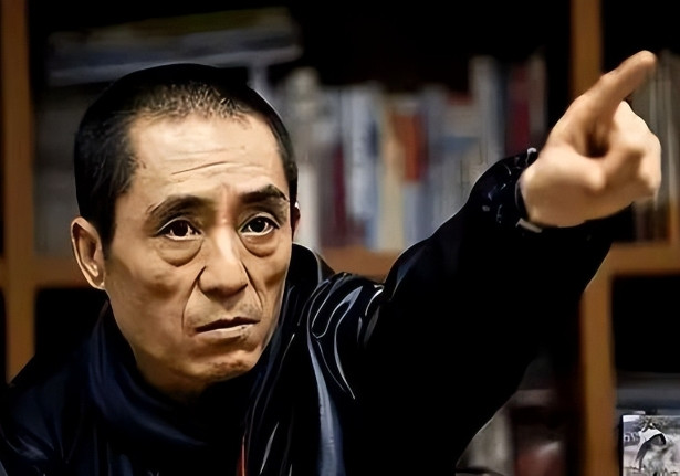 2012年，张艺谋把女演员何珺开除了，为了报复张艺谋，她举报了张艺谋超生。后来，