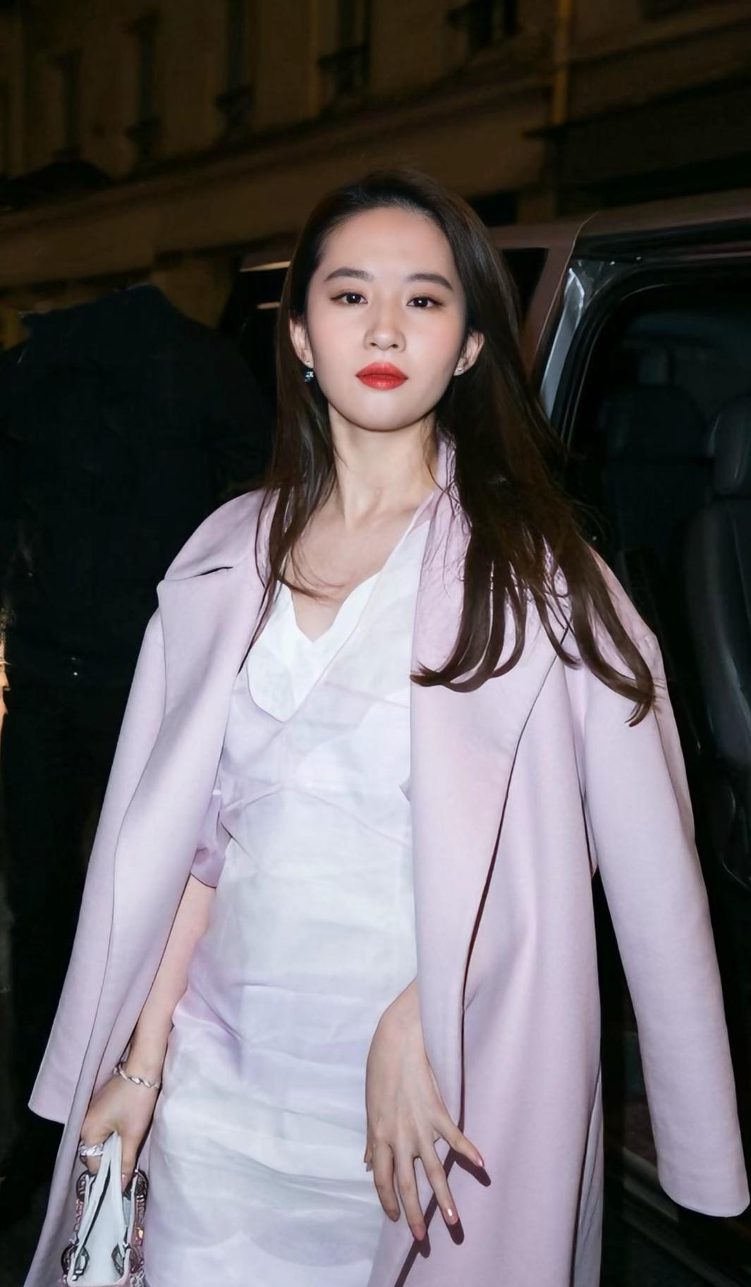 神仙姐姐刘亦菲她穿什么样的衣服都好看真的太美了？