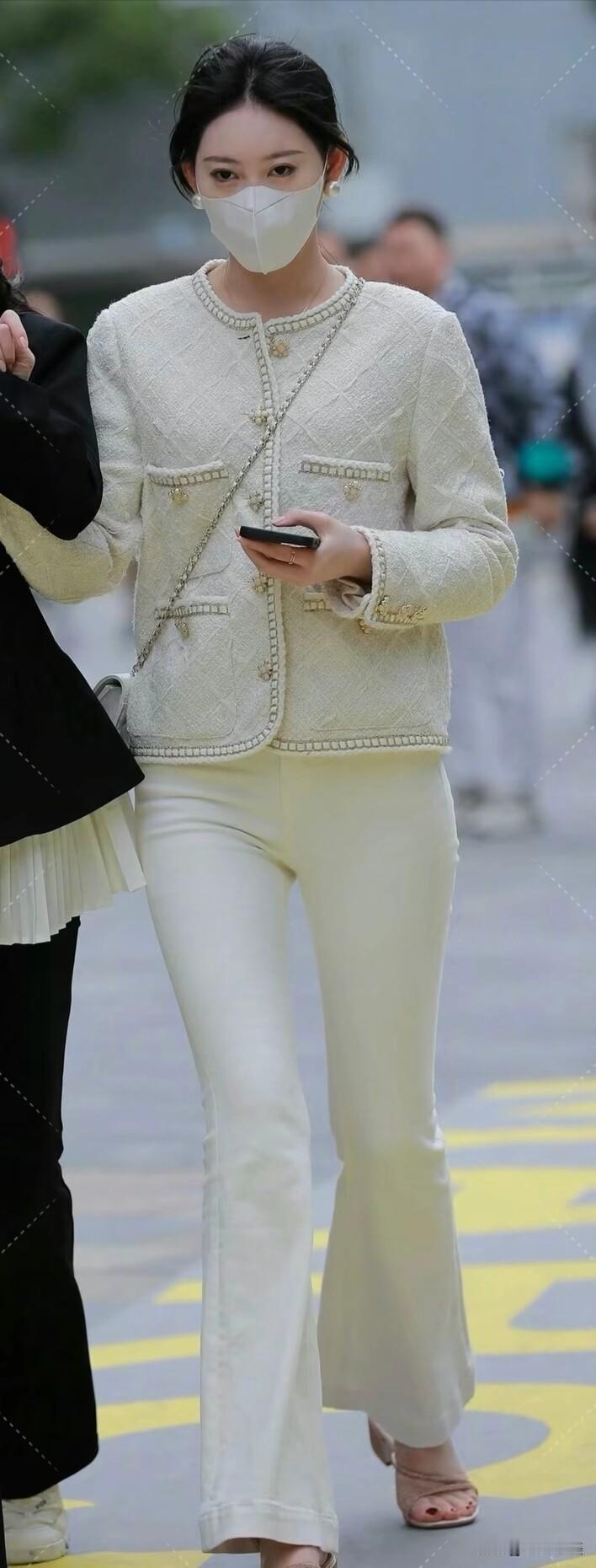 小姐姐一身精致米白套装，粗花呢外套配微喇裤，珍珠耳饰点缀，优雅又高级，气质拿捏得