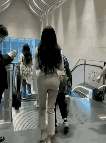 我怎么觉得这个男子是故意走在长发美女的身后的。因为两个电梯，大家都在走左边下去，