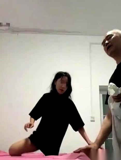 她反锁了门。把一个五十多岁的盲人师傅，困在了他最熟悉的那几平米里。然后，她跪