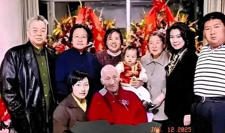 毛岸青生日，毛东东太调皮了，居然爬到爷爷的肩上，把大家乐坏了