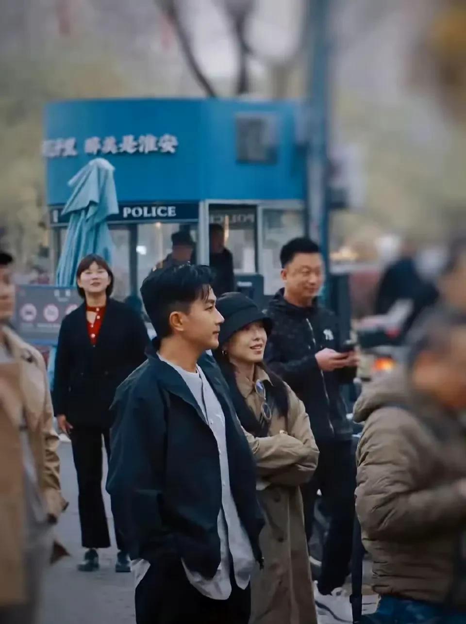 刘恺威被网友偶遇，状态确实让人惊艳！51岁的人了，皮肤紧致、头发乌黑浓密，走路