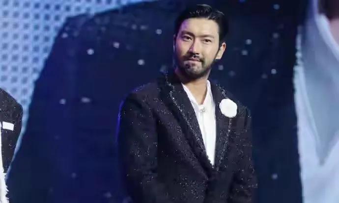 你晓得这个胡子拉碴的糙汉子，是当年哪一位风靡全球的小鲜肉吗？当明星们变成大叔，
