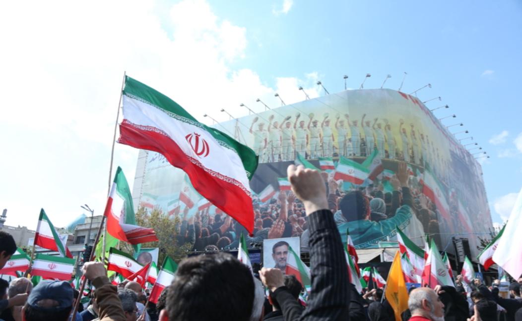 德黑兰的硝烟弥漫了整整一个多月，高层们硬着头皮扛下美以联合的狂轰滥炸，直到某天深