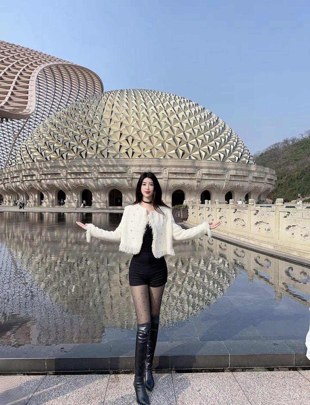 松弛有度的生活才会有快乐。热门话题御姐大长腿穿搭