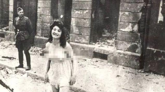 1943年，纳粹德国士兵在一个集中营里，要求犹太人挨个接受检查，当年轻漂亮的