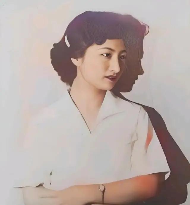 1949年，国民党美女特工张春莲，为了保命，隐姓埋名嫁给农民，30年生下8个孩子