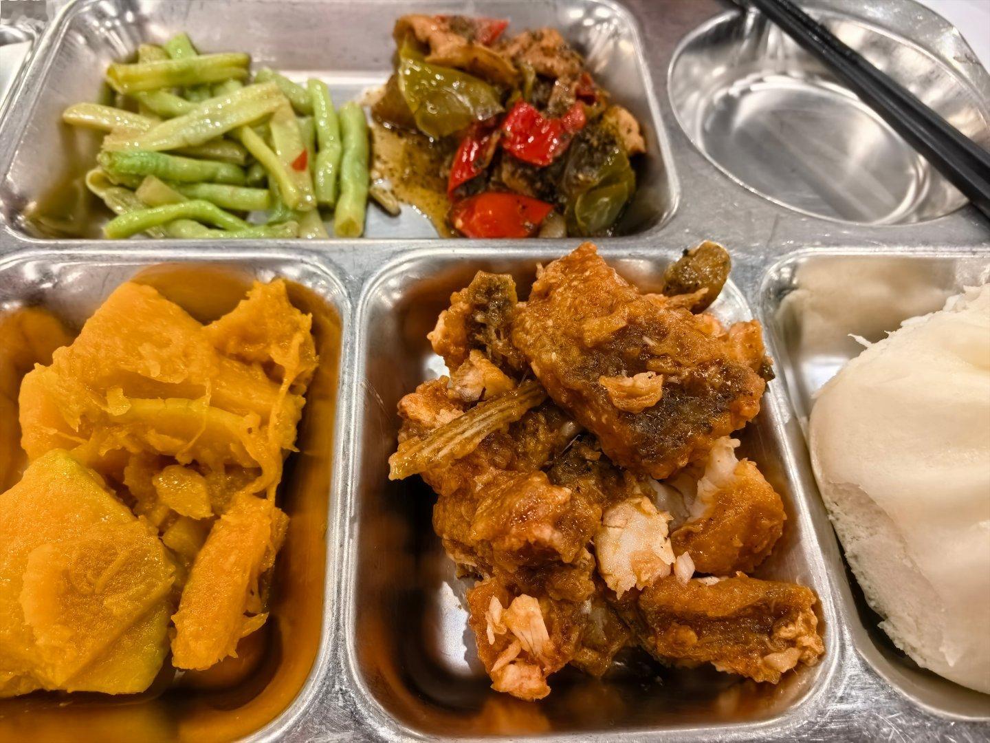 今天的中饭，今天中午食堂人很少都没有排长队不知道大家是不喜欢吃鱼还是咋地还有一个菜是昨天晚上的[笑着