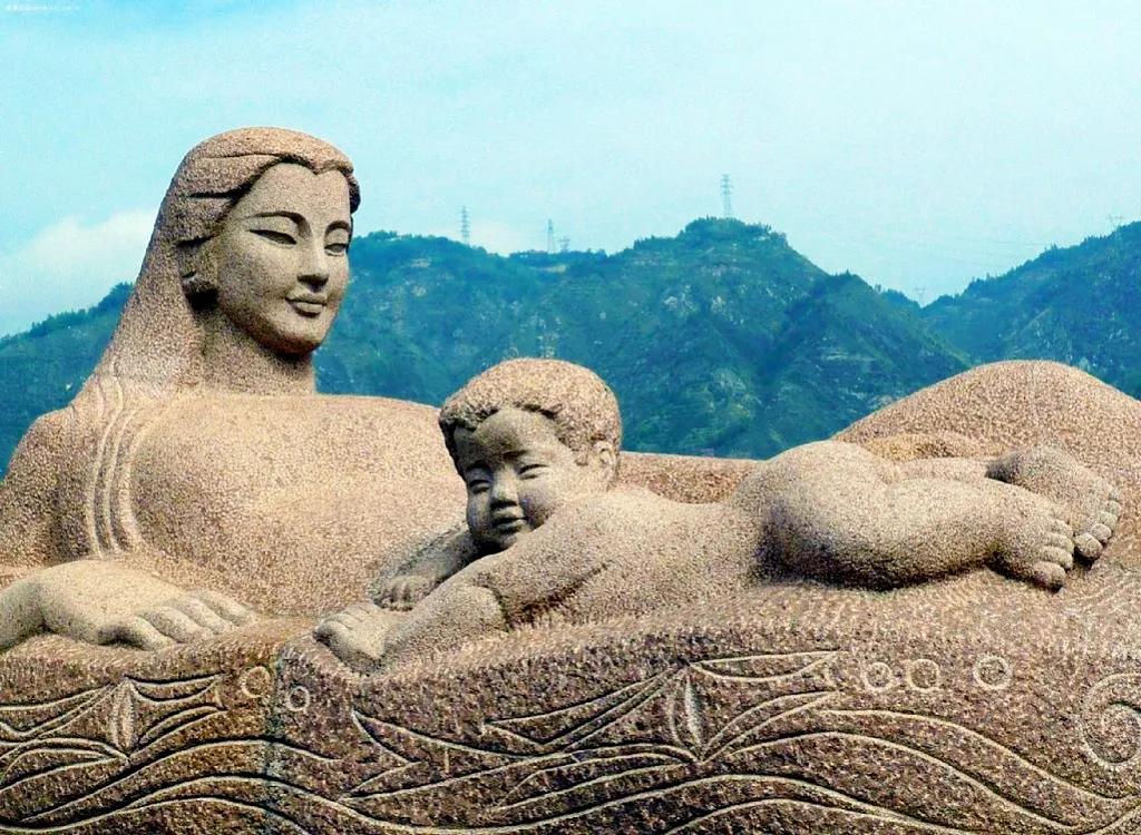 黄河母亲雕塑是中国兰州最具代表性的城市地标，以侧卧的母亲怀抱着婴儿的造型，艺术化