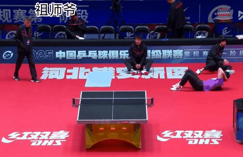 祖师爷蹲下来和大头聊天！大头和队友一起在场内热身，祖师爷走过来蹲在了旁边和他聊
