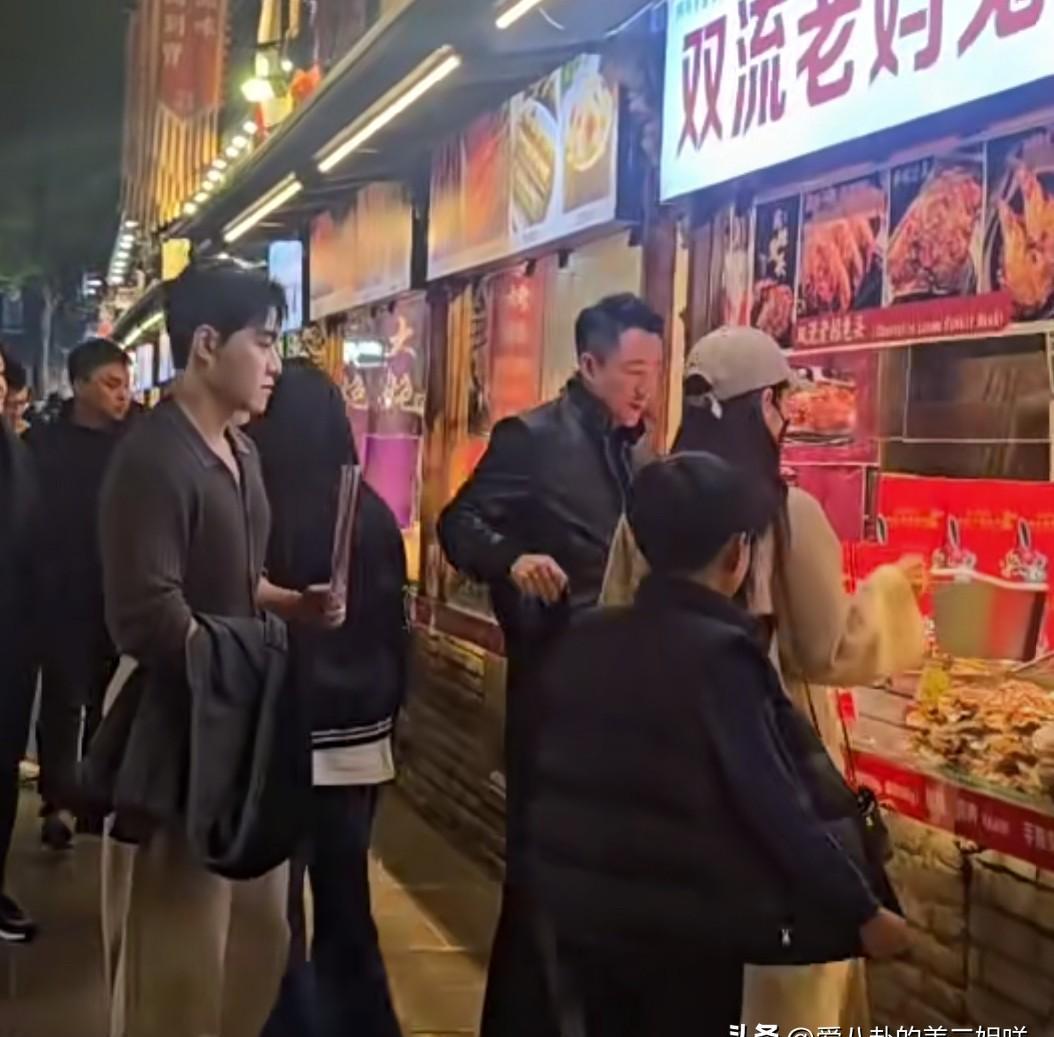 “后妈”两个字，自带弹幕，可现实里最怕空气突然安静。镜头里，霖霖把手工火箭往