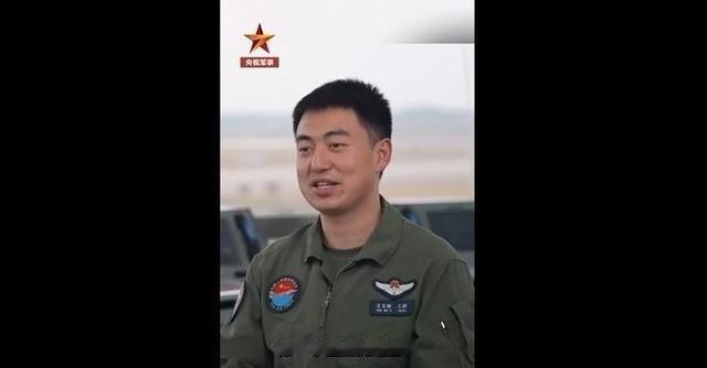 歼-16飞行员王文毅透露：连续巡航8小时，水不敢多喝，还得穿纸尿裤，舱盖一开人都
