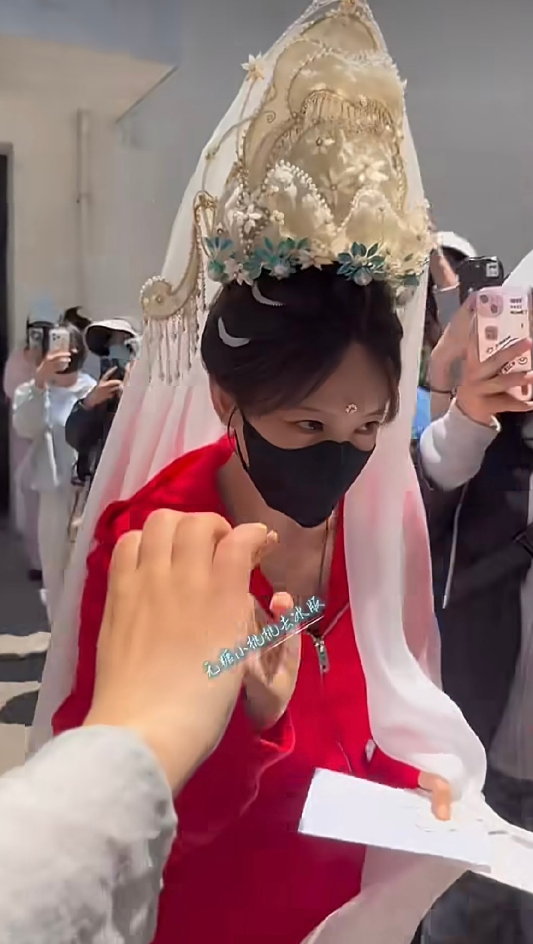 李一桐重楼子花冠李一桐头戴重楼子花冠，精致繁复超有分量，造型惊艳又出圈！李一桐